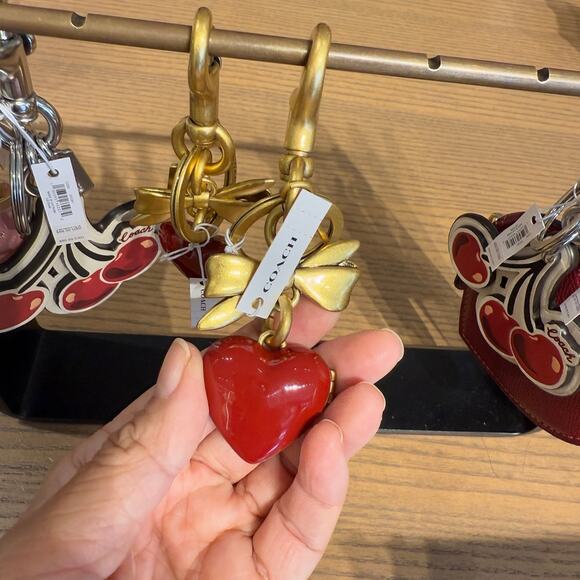 Last 1 ‼️ Coach CZ276 Bow Heart Locket Bag Charm - Picture 6 of 6